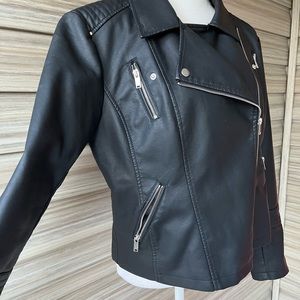 Fahsyee Woman’s Black Faux Leather Moto/Biker Jacket - Size XL - New With Tags